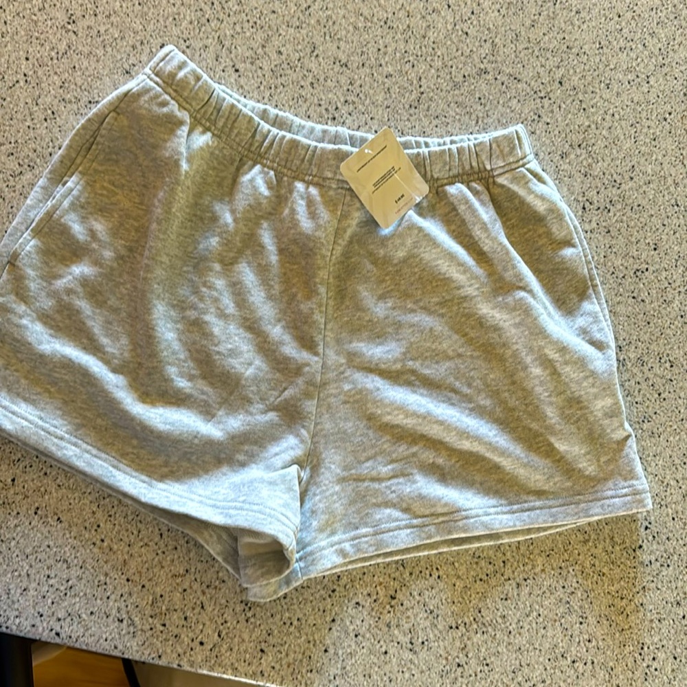 Fabletics LIGHTWEIGHT GO-TO SLIM SWEATSHORT. Size Large/10 with Pockets. NEW!